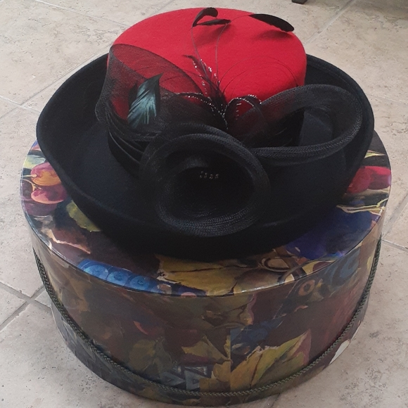 *SOLD*VINTAGE ๐Red & Black Wool Hat w/Plum - Picture 1 of 6